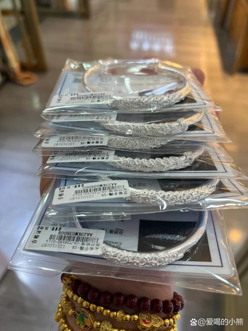 银项链：优雅与经典的时尚潮流